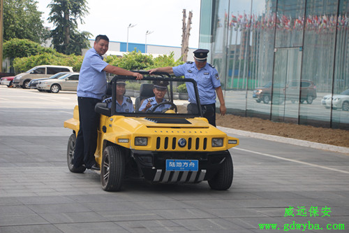 小區數十名業主嫌天天挪車麻煩 把車鑰匙給門衛小區保安